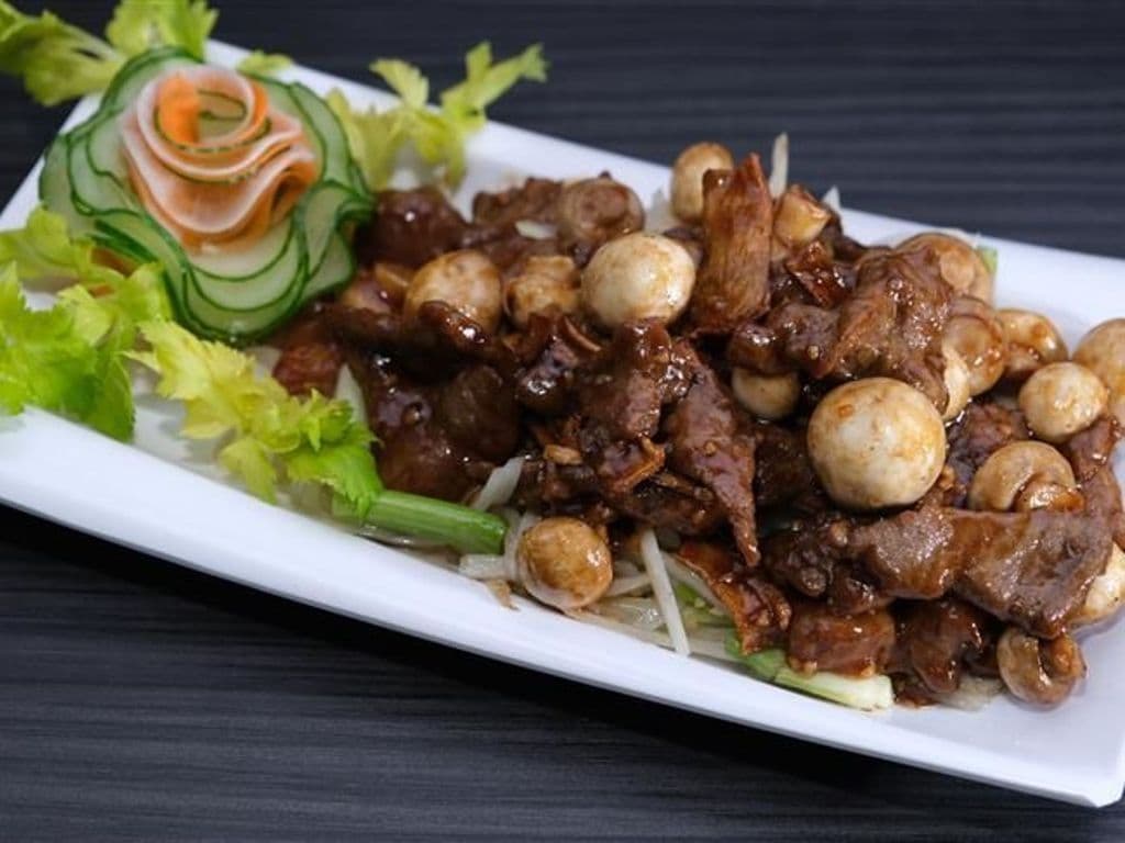 Beef w/ Ginger & Scallion Sauce & Mushroom (姜葱牛肉炒蘑菇)