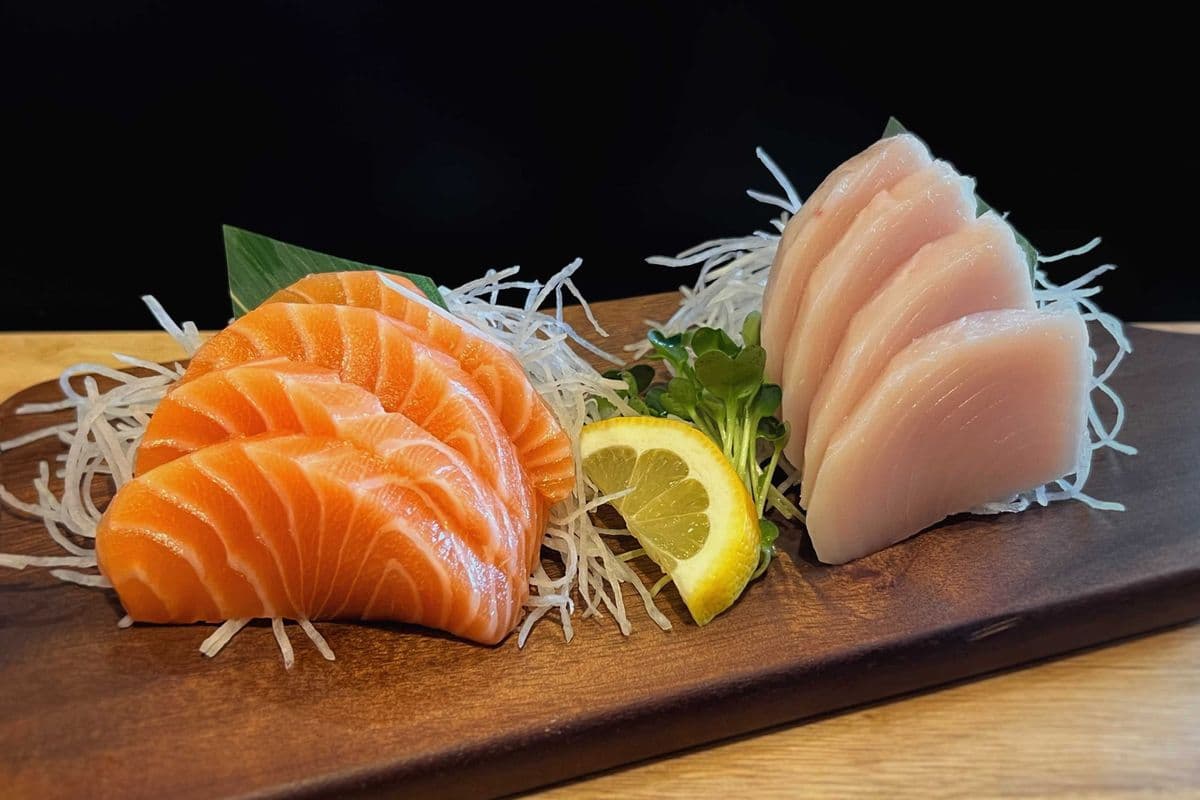 Tuna and Salmon Sashimi (8 pcs)
