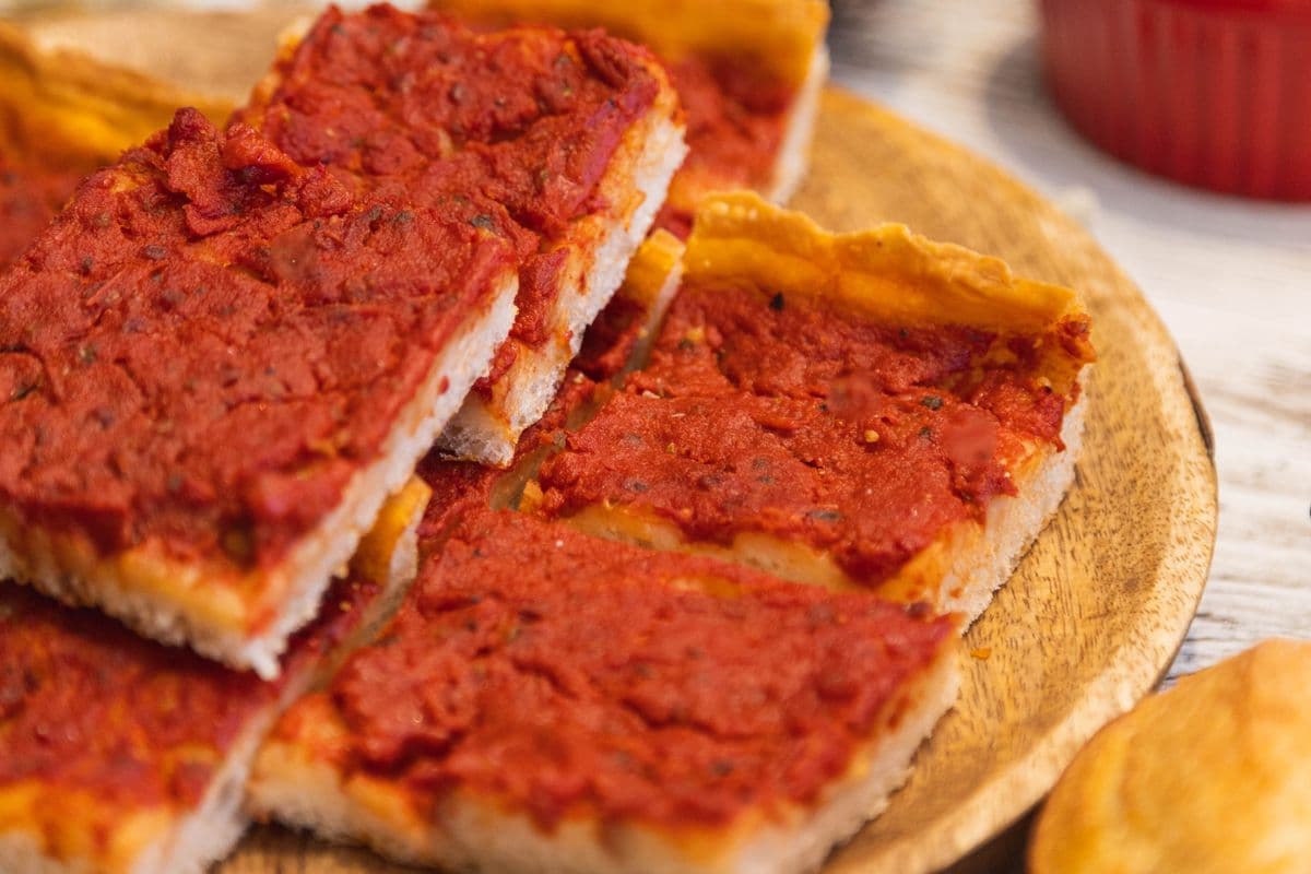 Un quart de pizza aux tomates