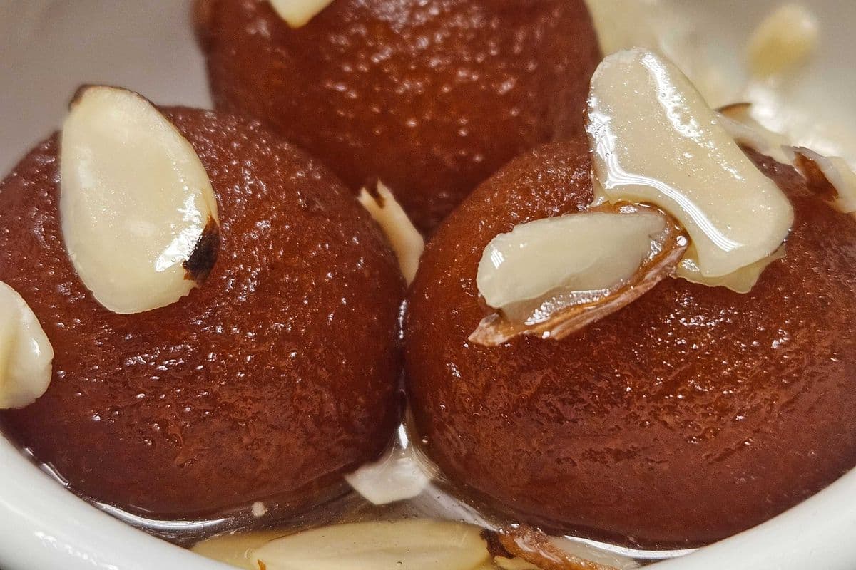 Gulab Jamun (141g) (390 Cal)
