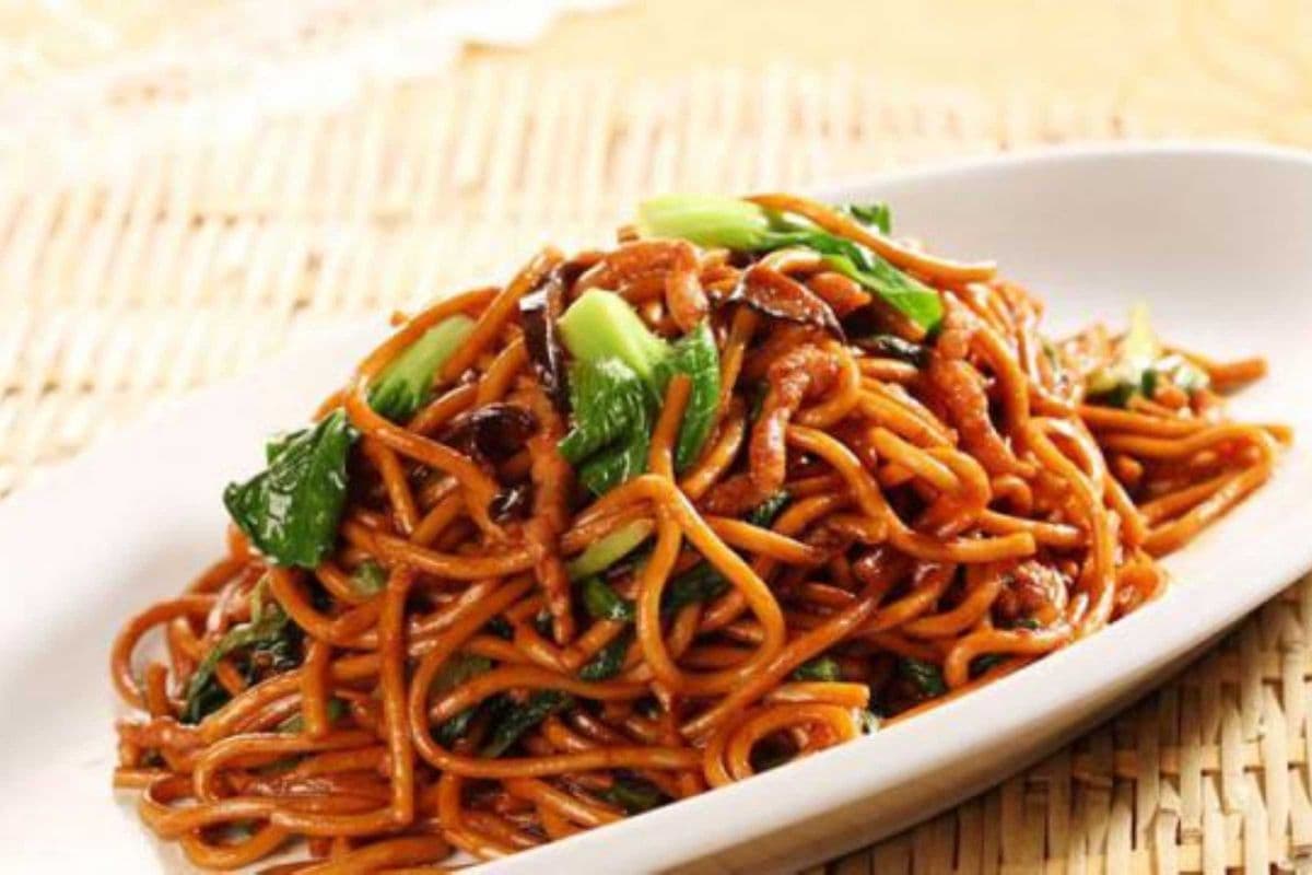 Shredded Pork with Flat Noodles (北方肉丝炒面)