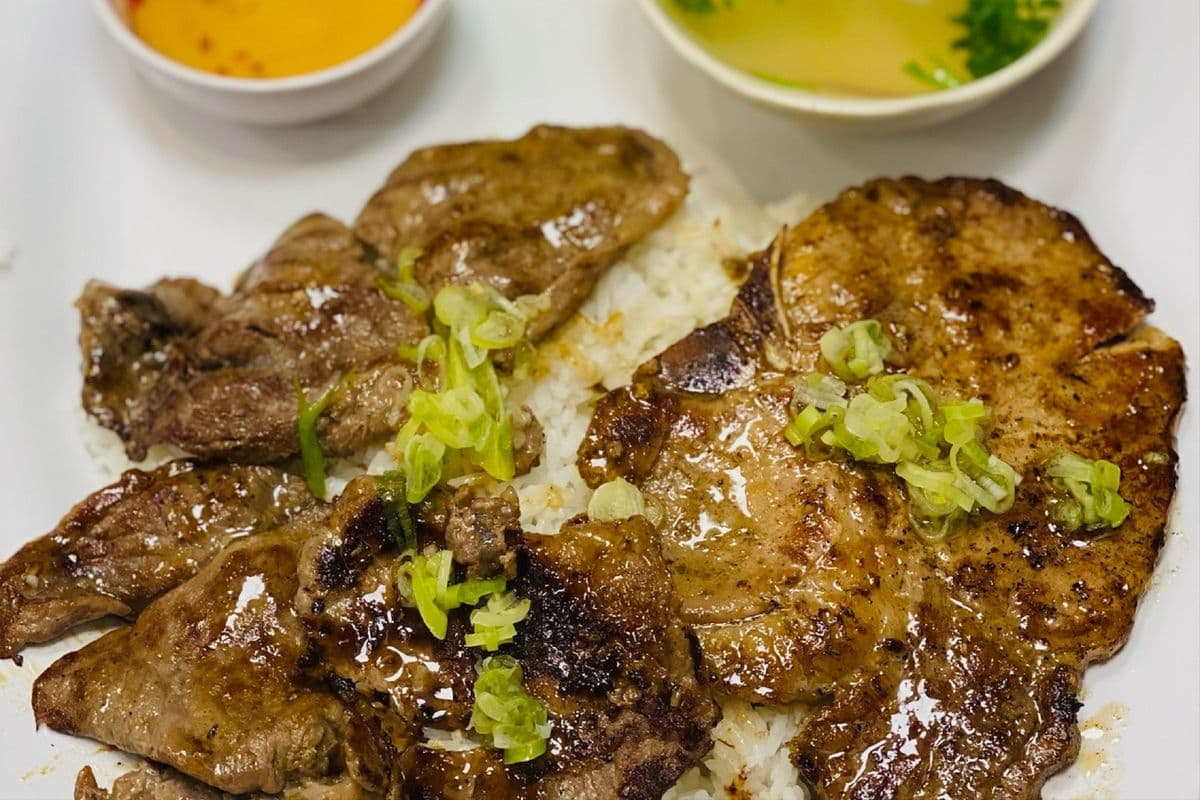 R5. Grilled Lemon Grass Pork Chop and Beef with Steamed Rice / 燒香茅豬扒,牛肉配白飯 / 구운 레몬그라스 돼지갈비 & 소고기 덮밥