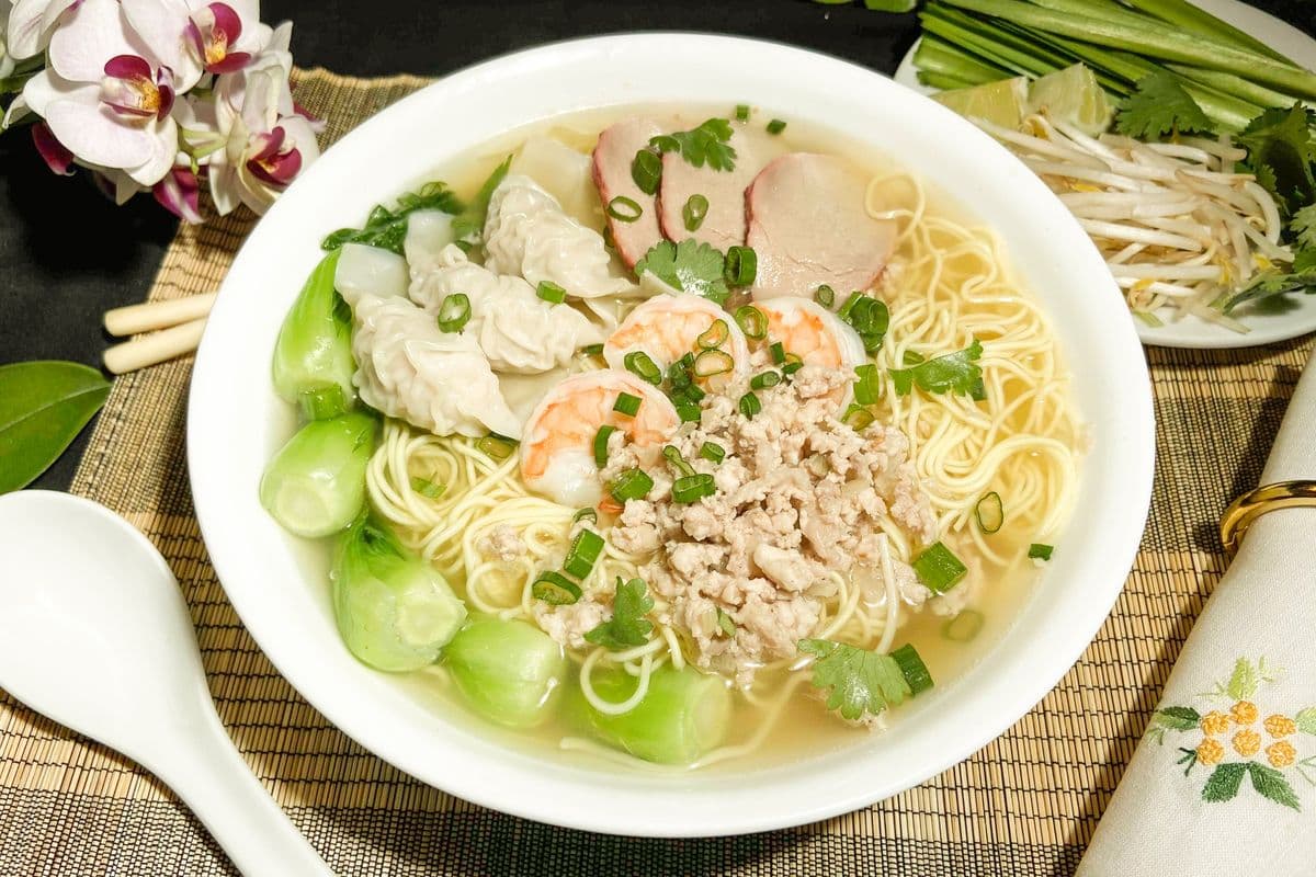 H4. Wonton, BBQ Pork with Egg Noodle Soup / Mì Hoành Thánh