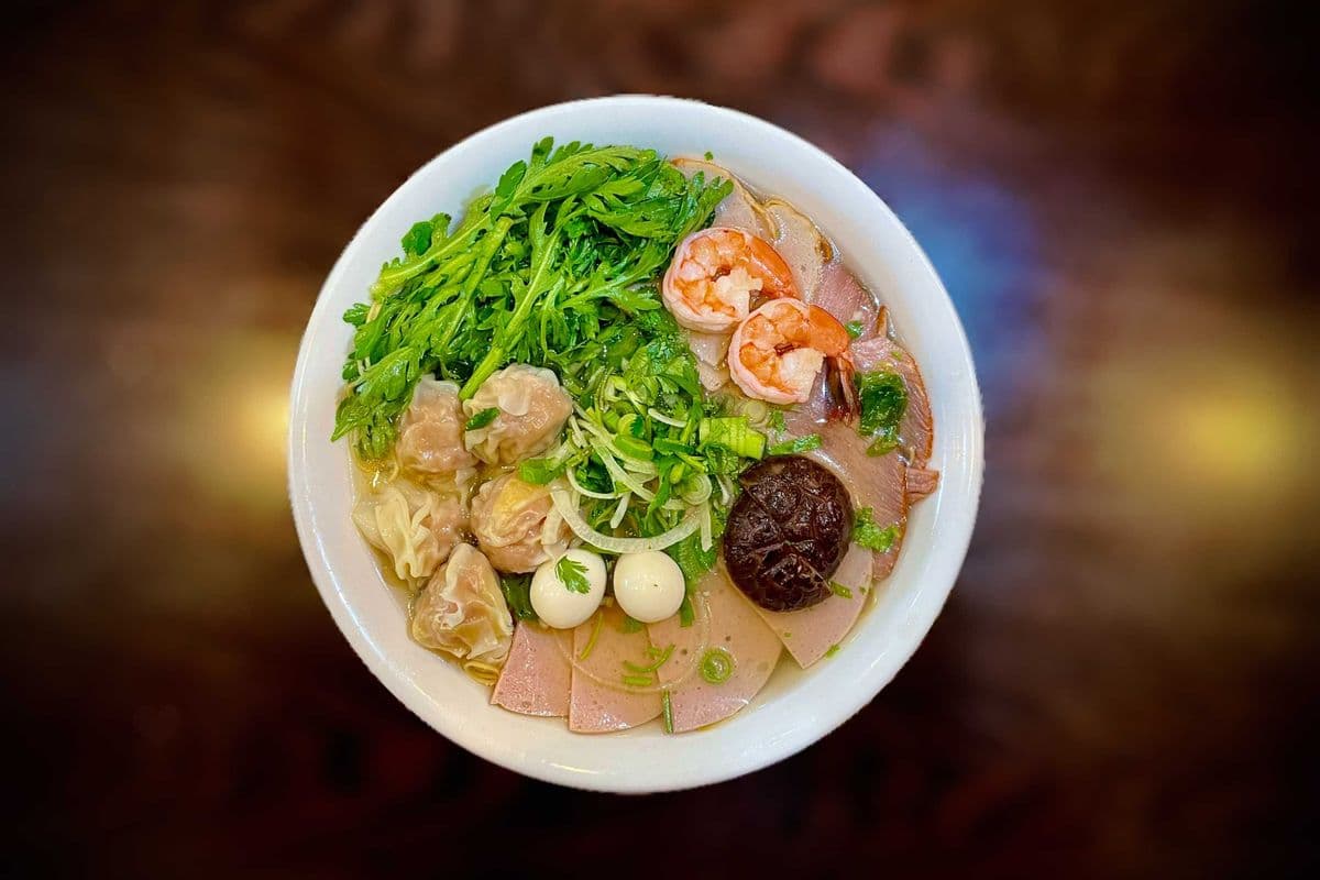 E6 . Vietnamese Style Wonton Noodles Soup - My Van Than Sui Cao Tom Tuoi
