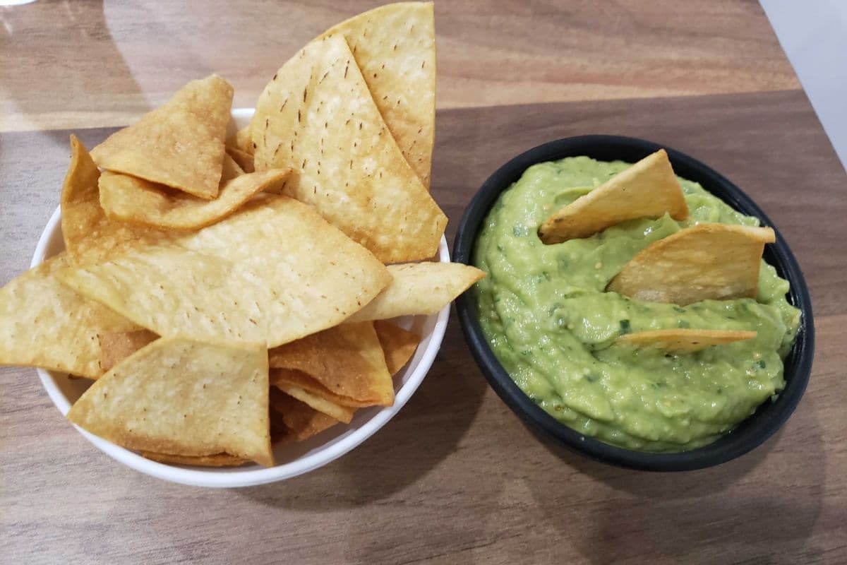 Small Guacamole and chips (4oz)