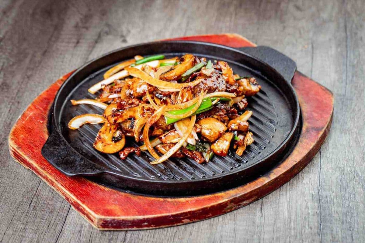 Sizzling Beef with Ginger and Mushrooms 鐵板姜蔥蘑菇牛肉
