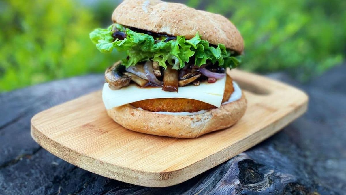 Smokey BBQ Crispy Chick'UN Burger