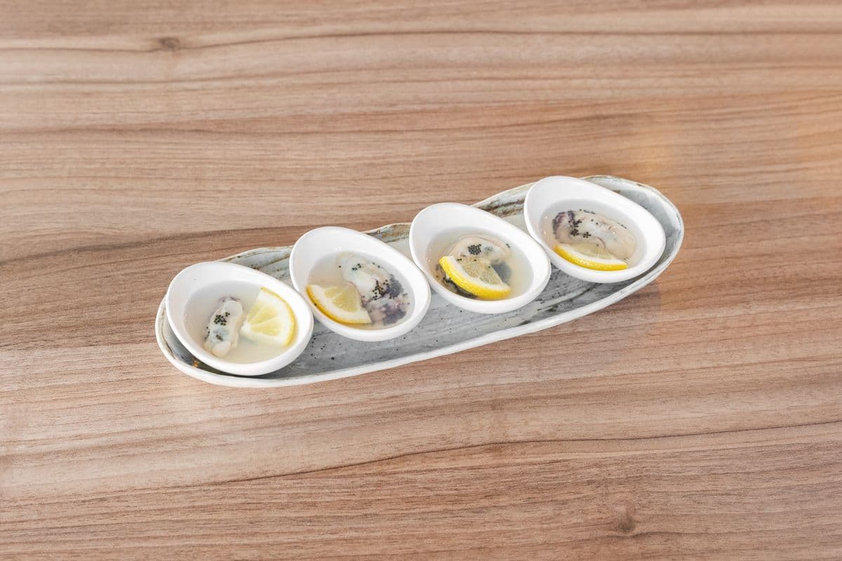 Oyster Sashimi with Tobiko (4 pcs)