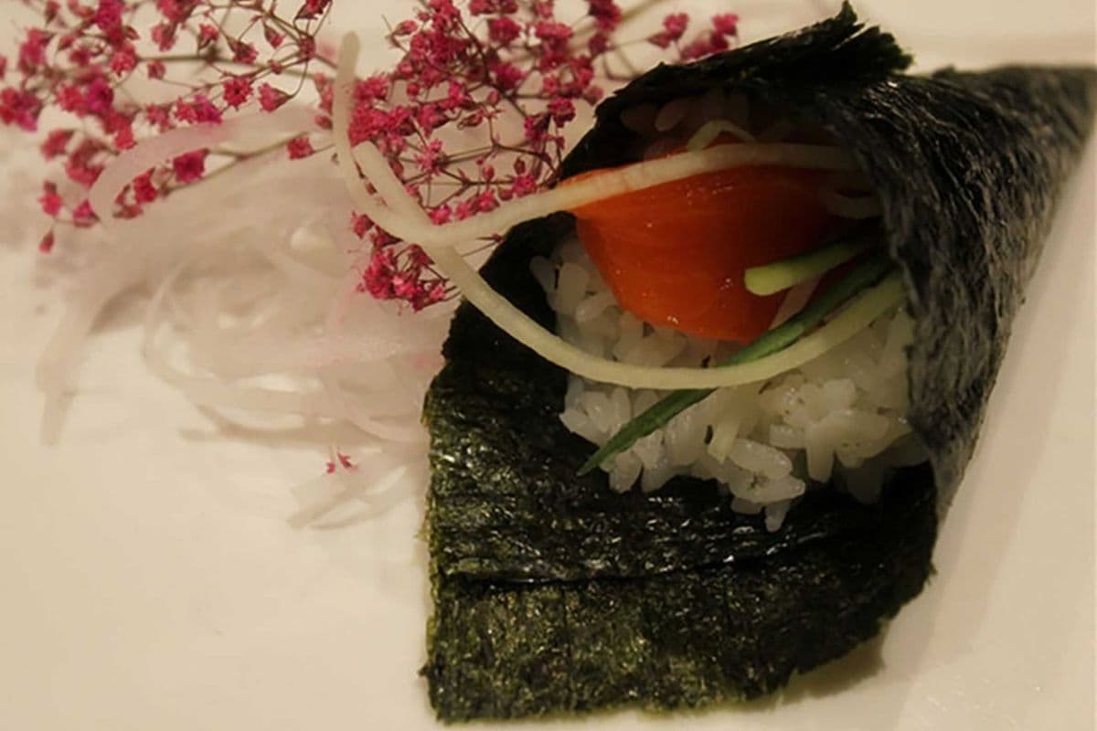 C34. Salmon Hand Roll (2 Pcs)