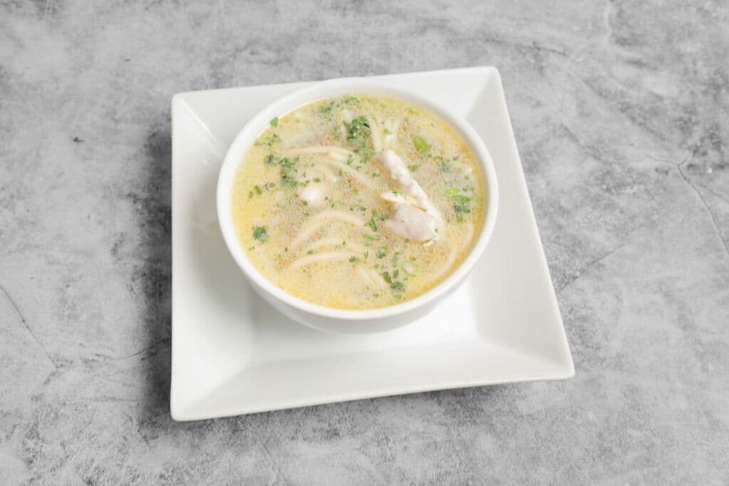 Soupe au poulet et nouilles / Sopa de pollo