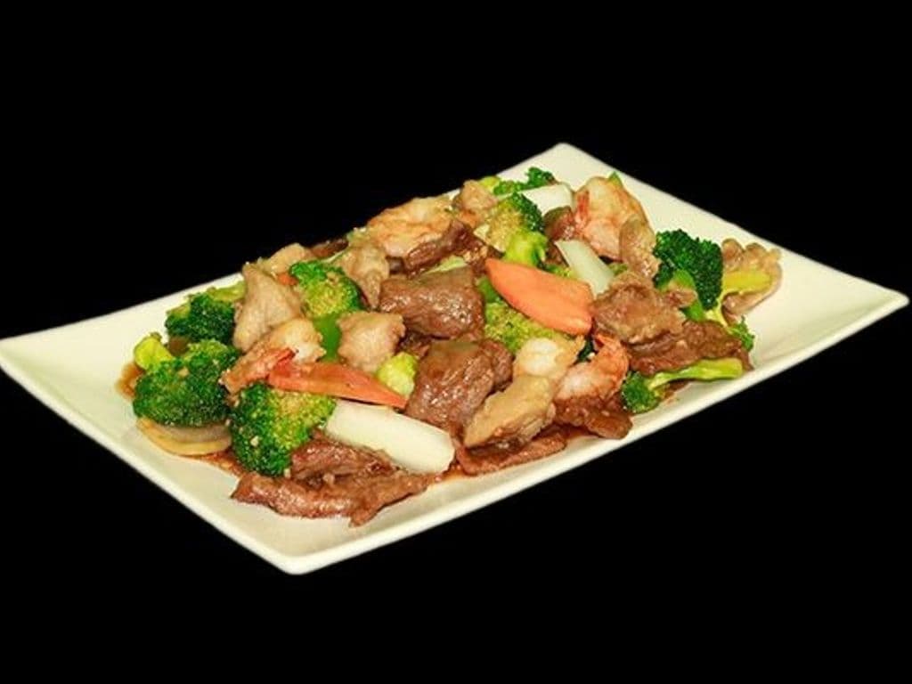 Mixed Entree with Vegetables (Sharing Plater No Steamed Rice)