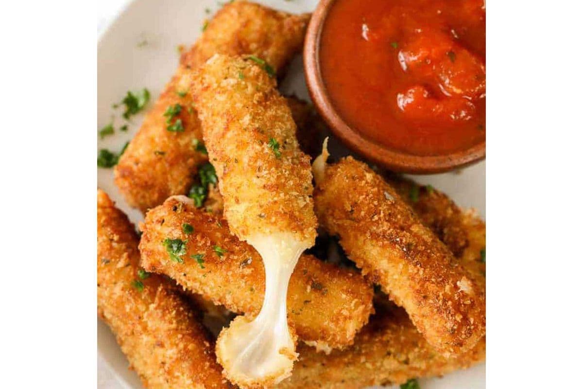 Mozzarella Sticks (8 pcs)