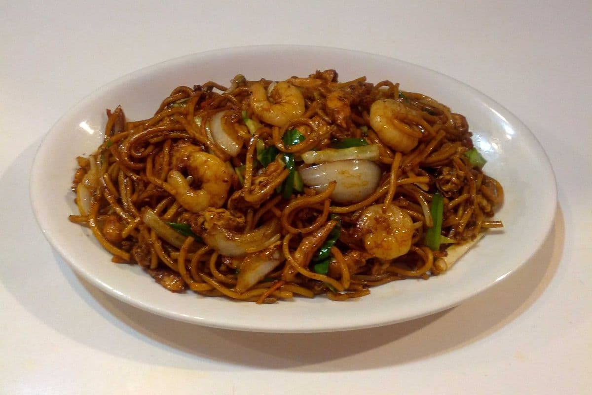 Hakka Mix Chicken and Shrimp Chow Mein (Thick Noodles)