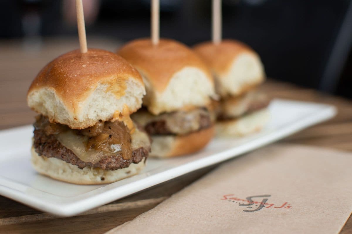 Mini Cheeseburgers (3 pcs)