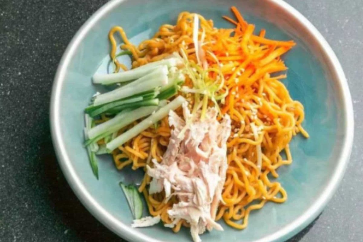 B1. Sesame Chicken Noodles 麻鸡面