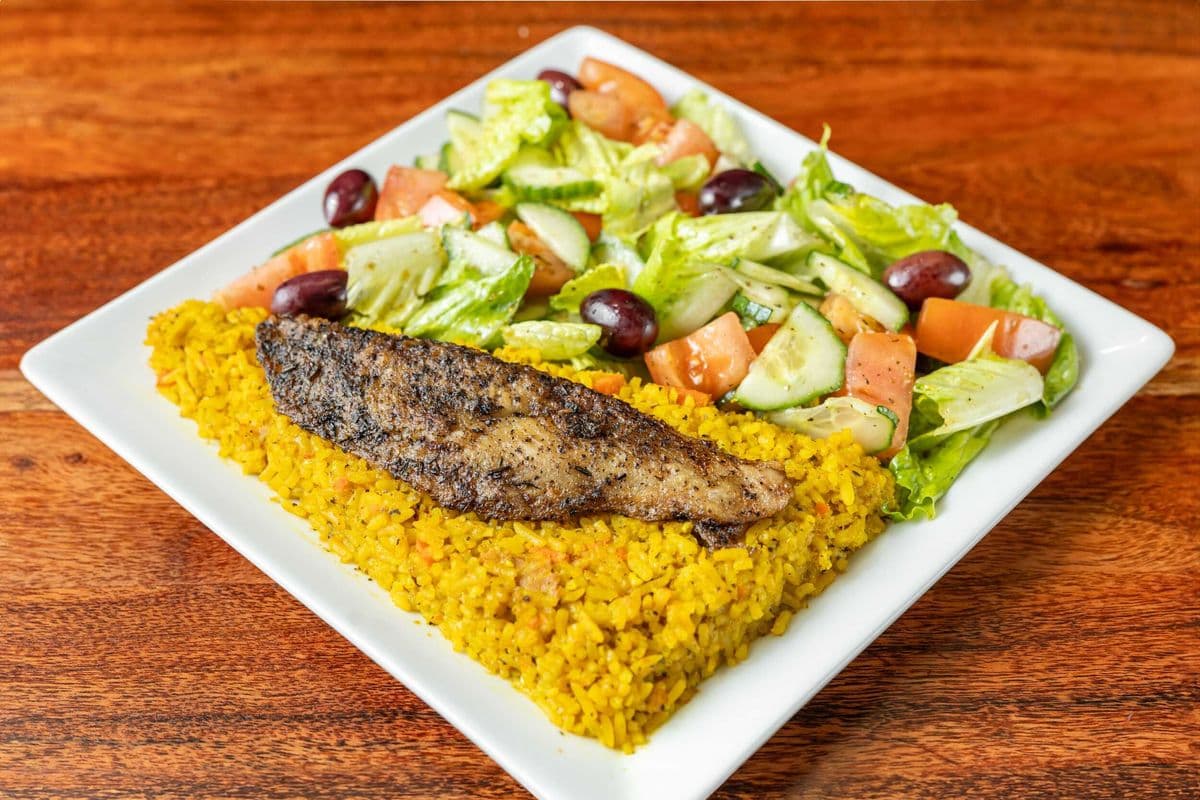 Filet De Poisson Servi Avec Riz Et Salade Maison