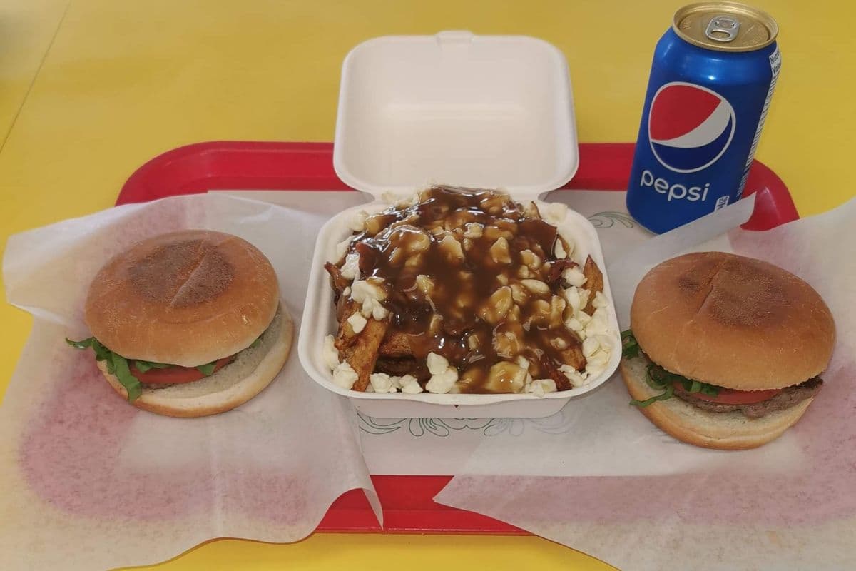 8. Trio avec deux hamburger, poutine et boissons / Trio with Two Hamburger, Poutine, and Beverage