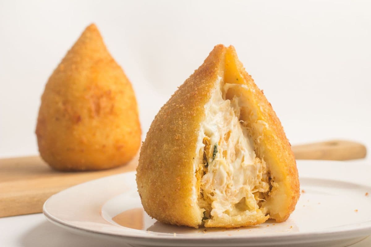 Chicken bite "Coxinha" with cream cheese / Bouchée de poulet "Coxinha" au fromage à la crème