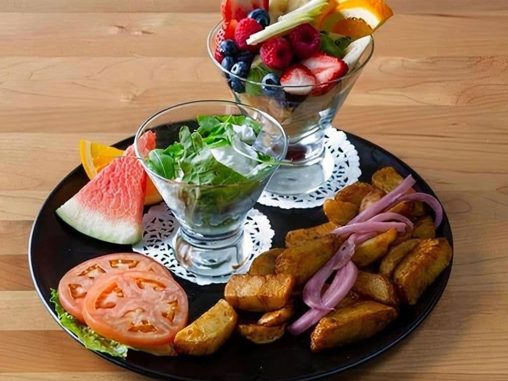Deux oeufs avec bol de fruits frais / Two Eggs with Fresh Fruit Bowl