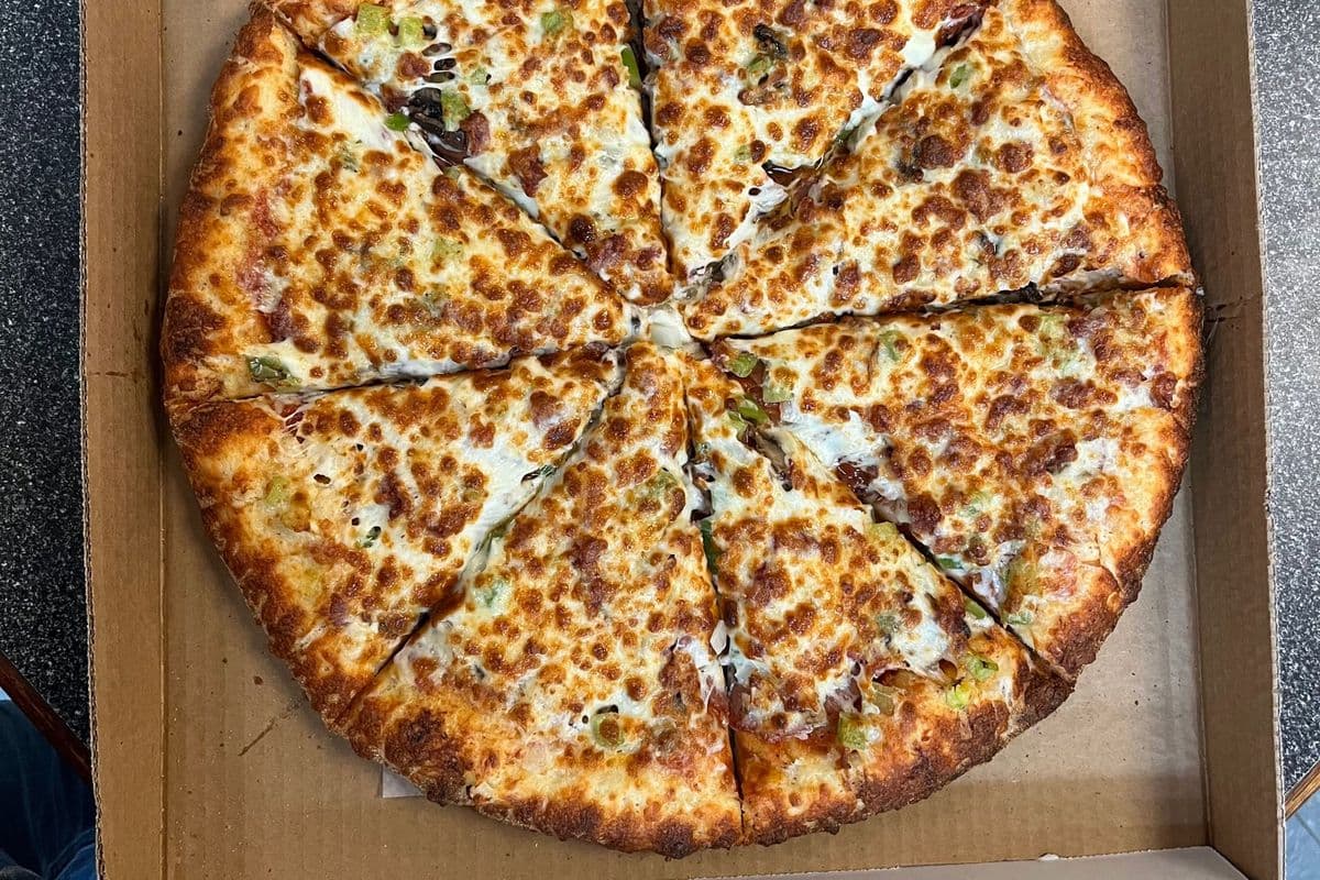 16" Deluxe Pizza