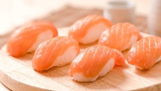 Salmon Nigiri (6 pcs)