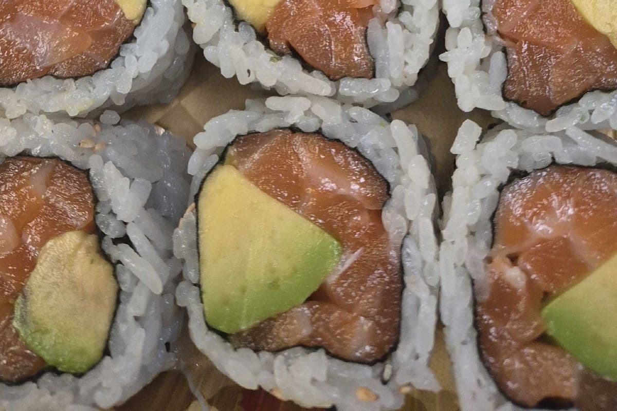Salmon Avocado Roll (6pcs)