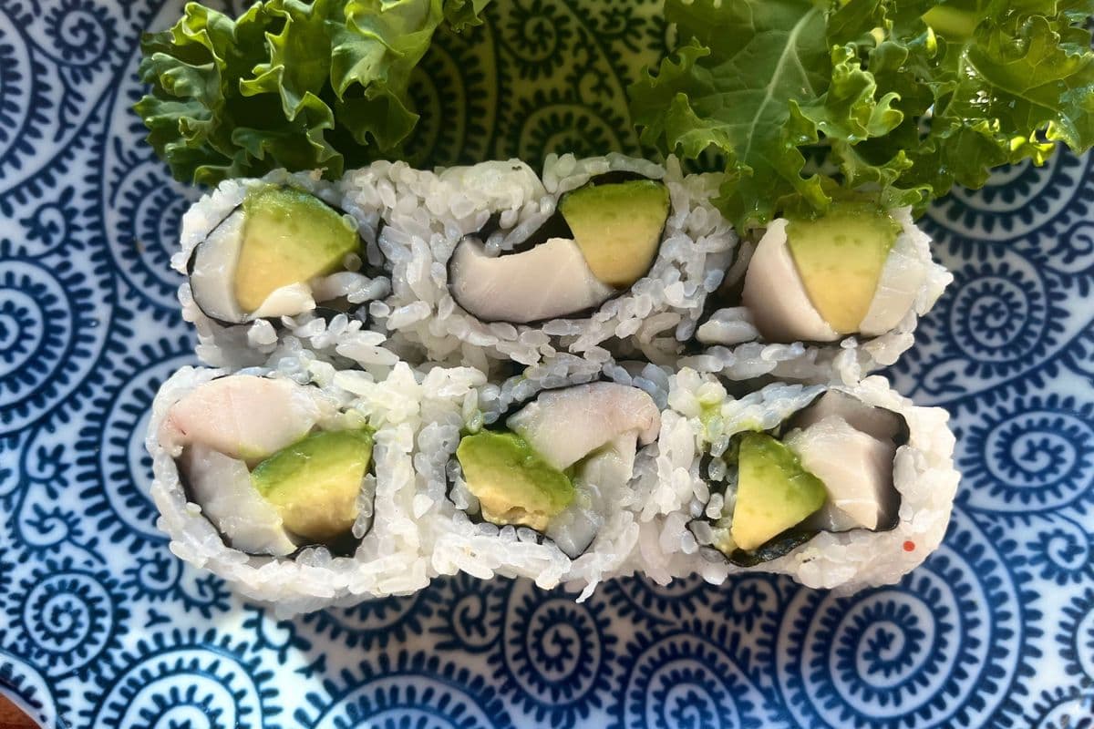 122A. White Tuna and Avocado Roll (6 pcs)