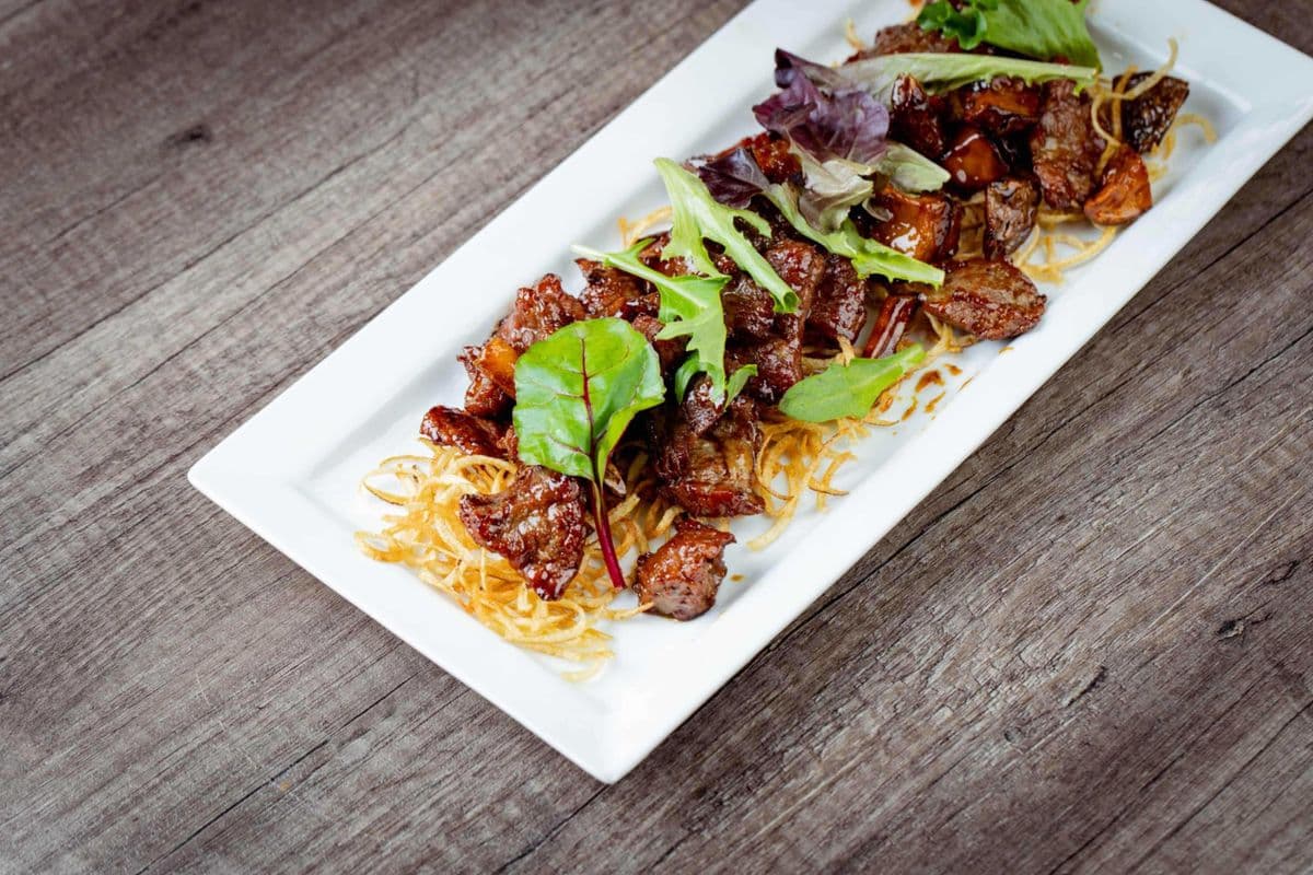 Stir-Fried Angus Beef with Crispy Garlic 蒜香一口牛肉粒