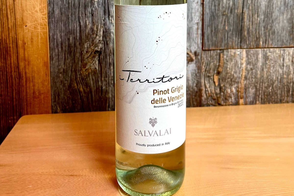 PINOT GRIGIO WHITE WINE BOTTLE