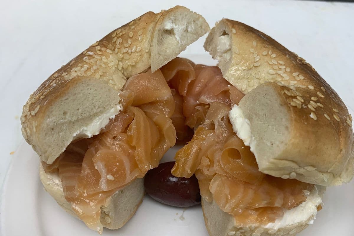 Sandwich bagel, lox et fromage à la crème / Bagel, Lox, and Cream Cheese Sandwich