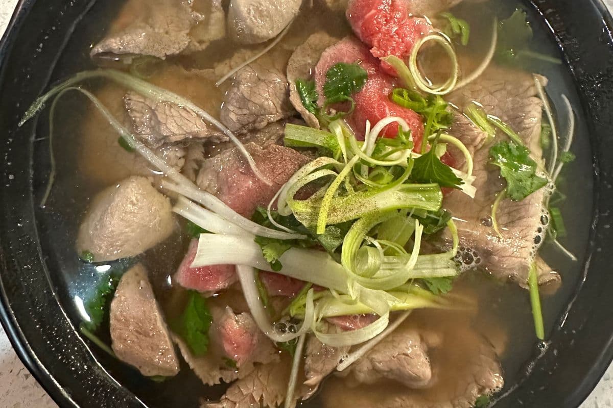 P11. Rare Beef, Brisket, Beef Ball Pho-罕有嘅麵上面包住牛肉丸-Phở Tái Nạm Bò Viên