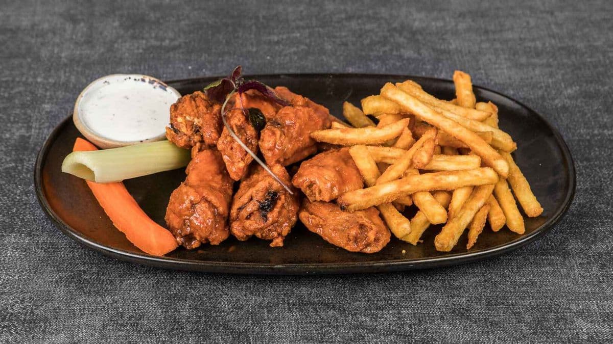 Wings (1 lb) , Fries and Dip