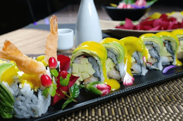 Mango Dragon Roll (8 pcs)