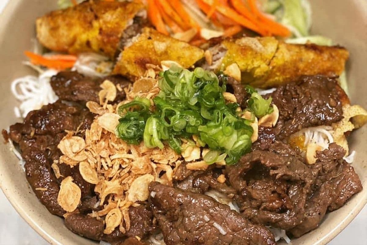 V4. Grilled Lemon Grass Beef and Spring Roll with Vermicelli / 燒牛肉,春卷米粉 / 구운 양념 돼지고기 & 스프링롤 비빔국수
