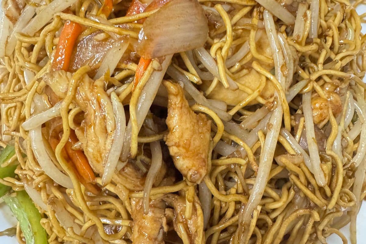 Stir-Fried Noodle with Chicken 豉油皇炒鸡面