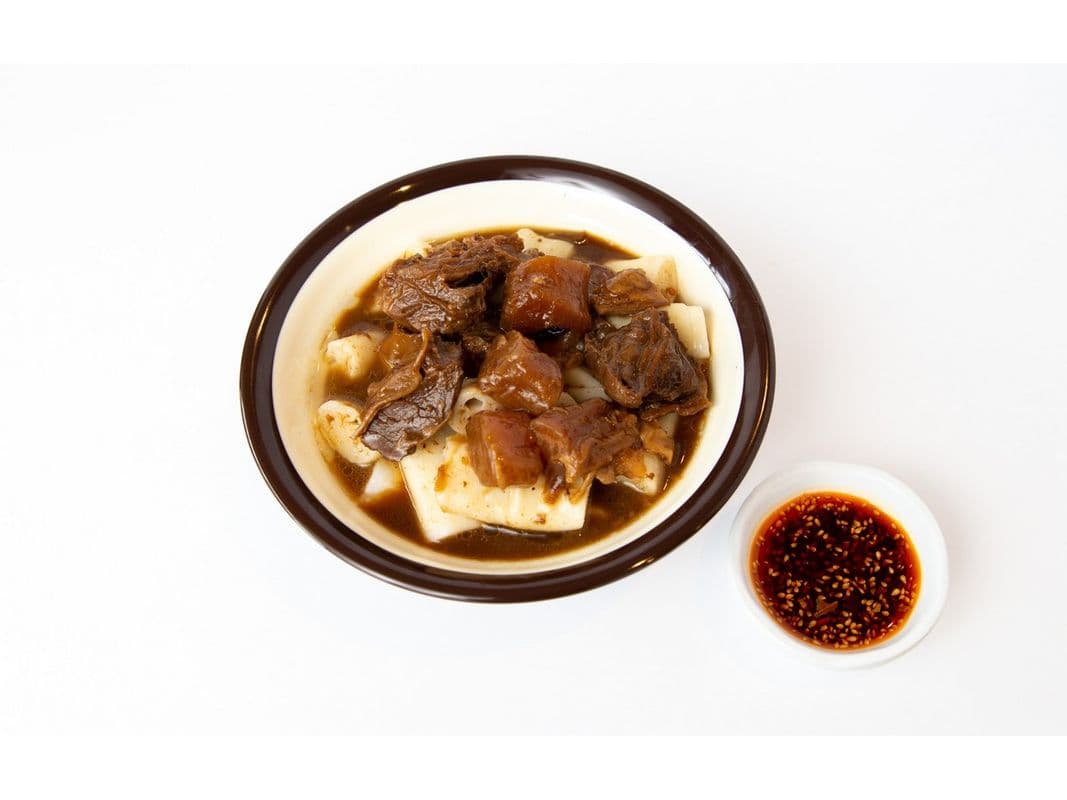 R22 HongKong style rice noodle roll with beef brisket and Tendon / R22 牛腩筋豬腸粉 