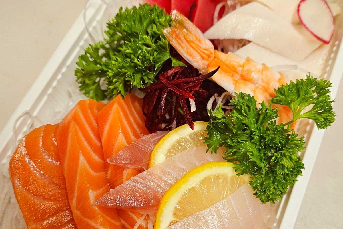 Assorted Sashimi (16 pcs)