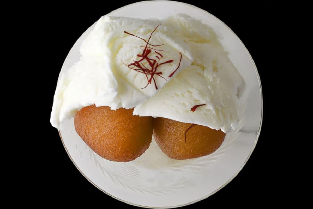 Gulab jamub avec crème glacée / Gulab Jamun with Ice- Creme