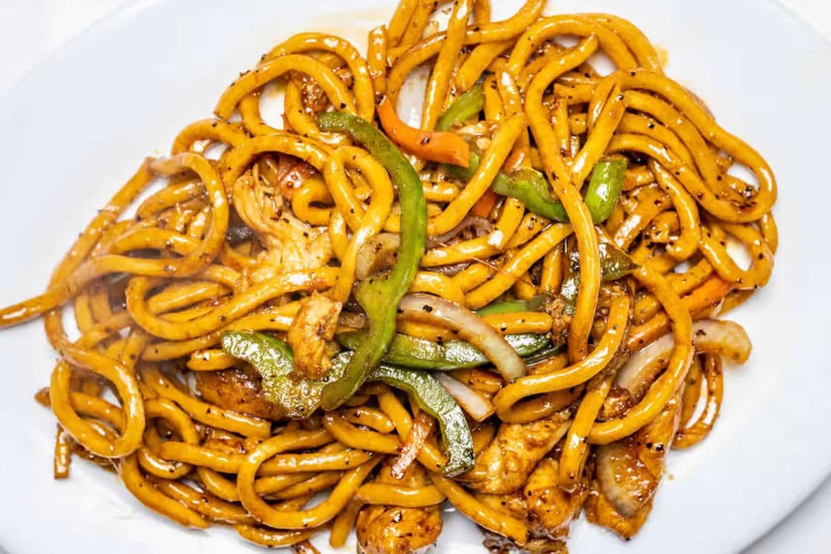 23. Chicken in Black Pepper Sauce with Fried Thick Noodles