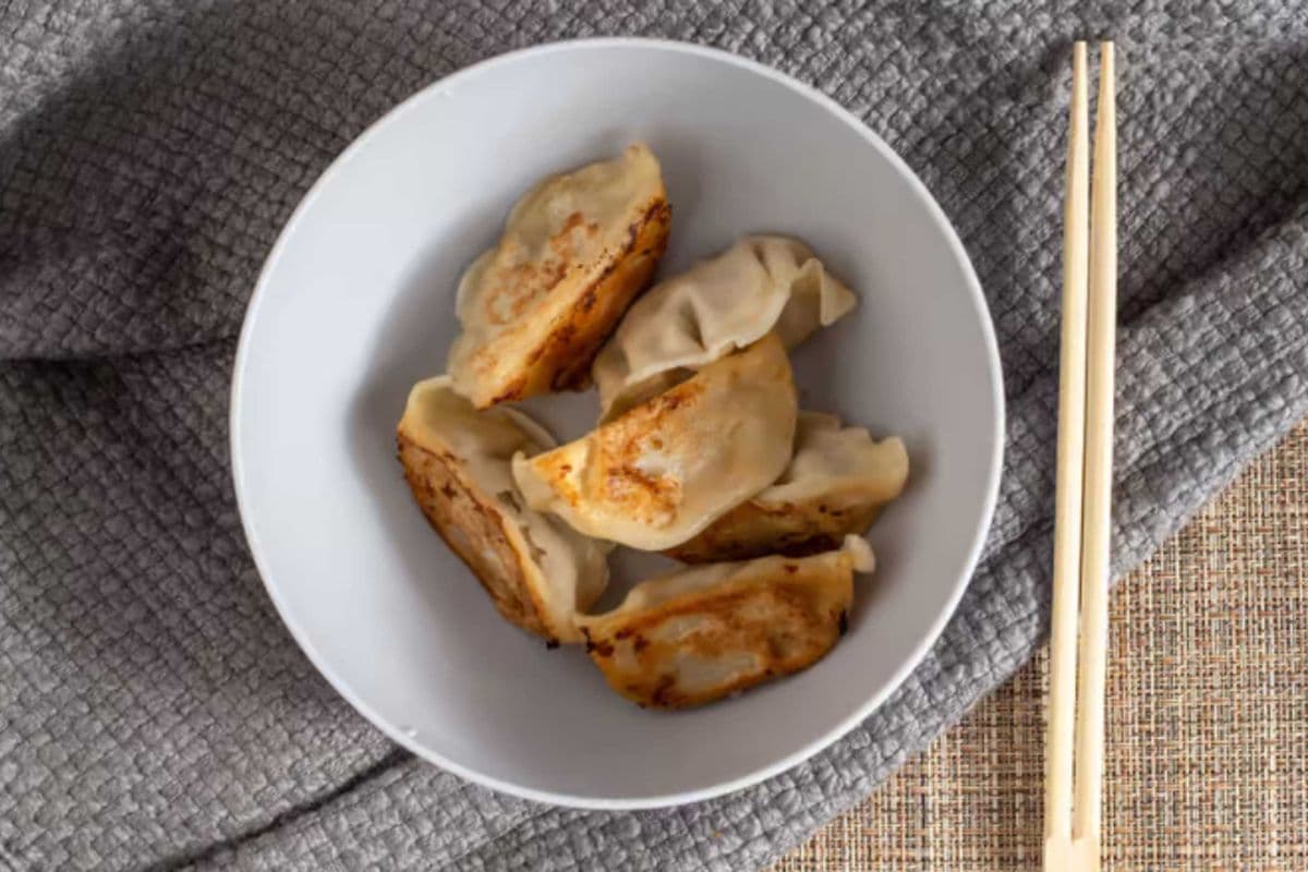 1. Gyoza (6 pcs)