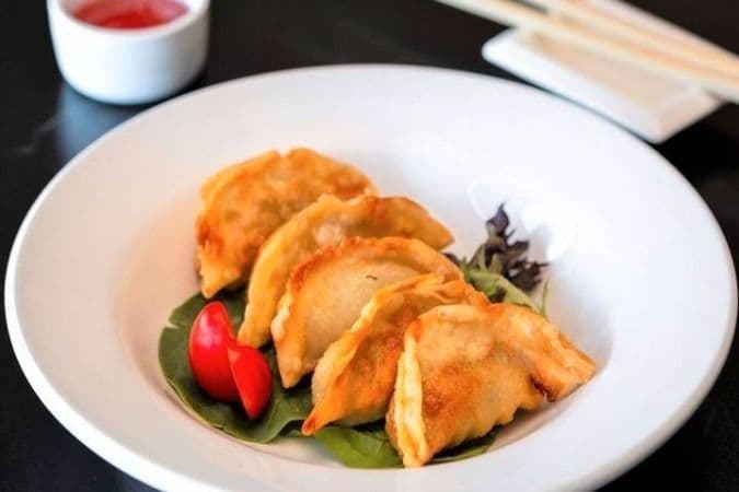 Raviolis frits au poulet et légumes
