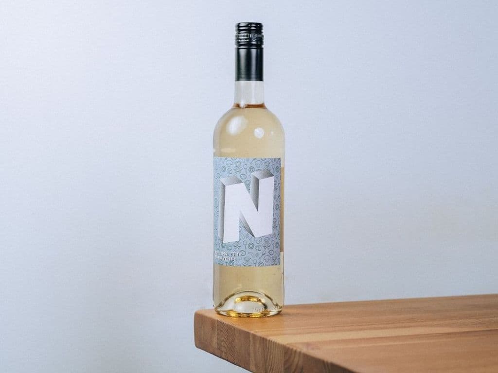 bottle UNA house white takeaway