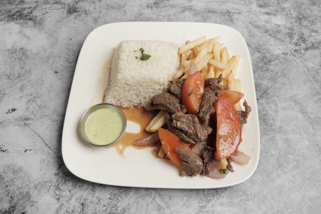 Sauté de bœuf aux oignons, tomates et frites / Lomo de carne