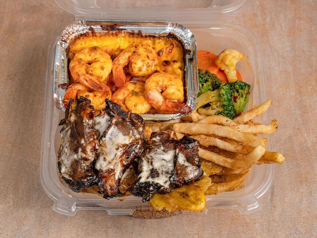 Honey Garlic Lambchops (3) + Frite + Plantain + Mini-Mac & Cheese + Légume Sauté + Aïoli/White Sauce