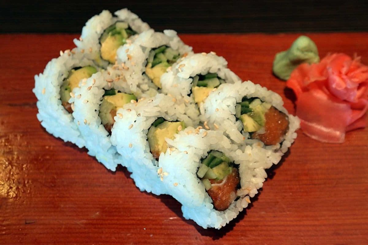 25. Salmon Avocado Roll (8 pcs)