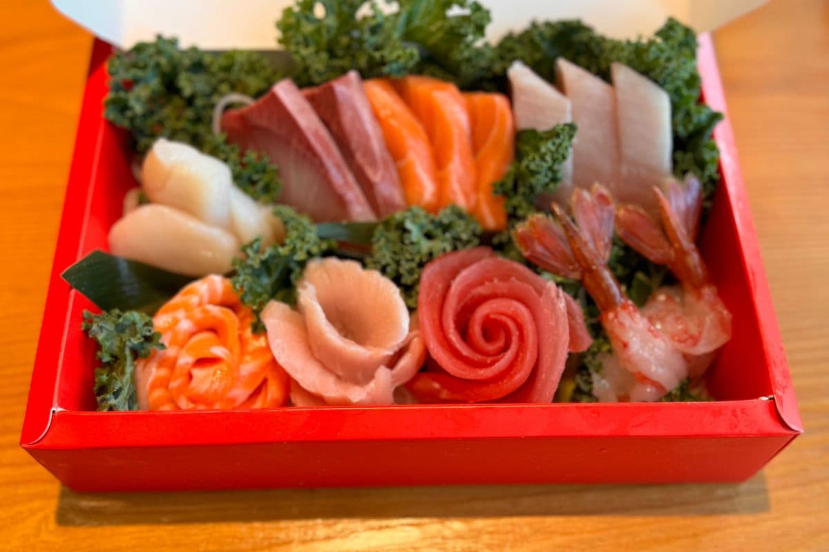 Deluxe Sashimi Gift Box (18 pcs)