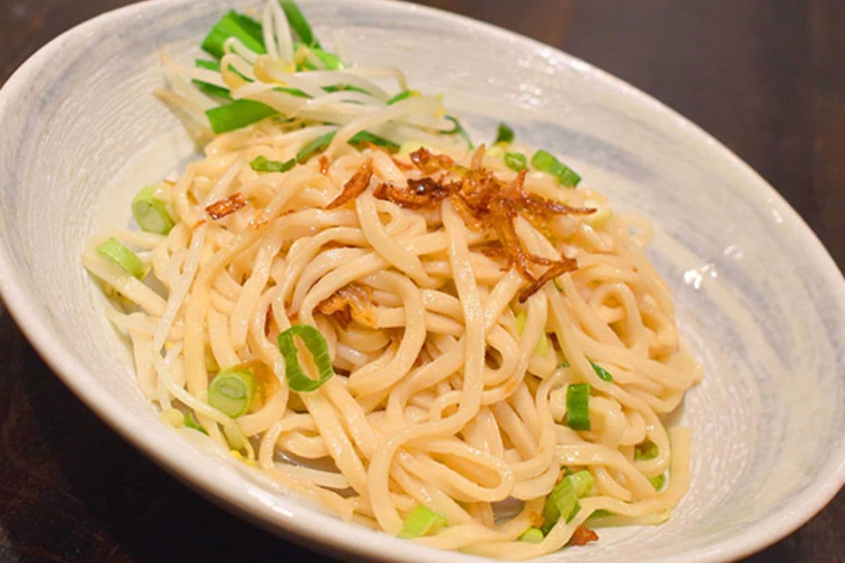 Dry Noodles with Fried Scallions 油蔥拌麵