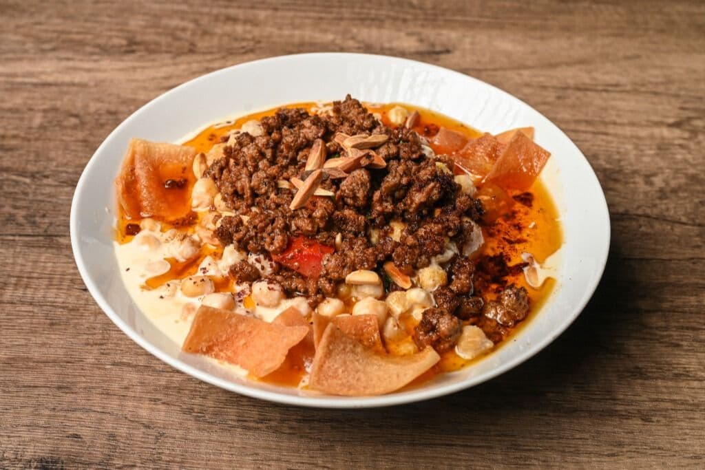 Fatté de houmous avec viande hachée / Hummus Fatteh with Minced Meat