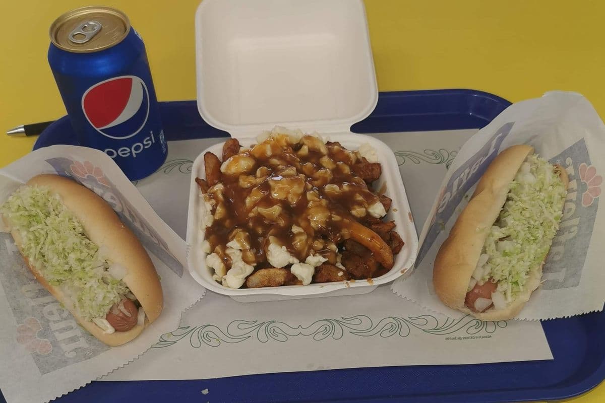 7. Trio avec deux hot dog, poutine et boissons / Trio with Two Hot Dog, Poutine, and Beverage
