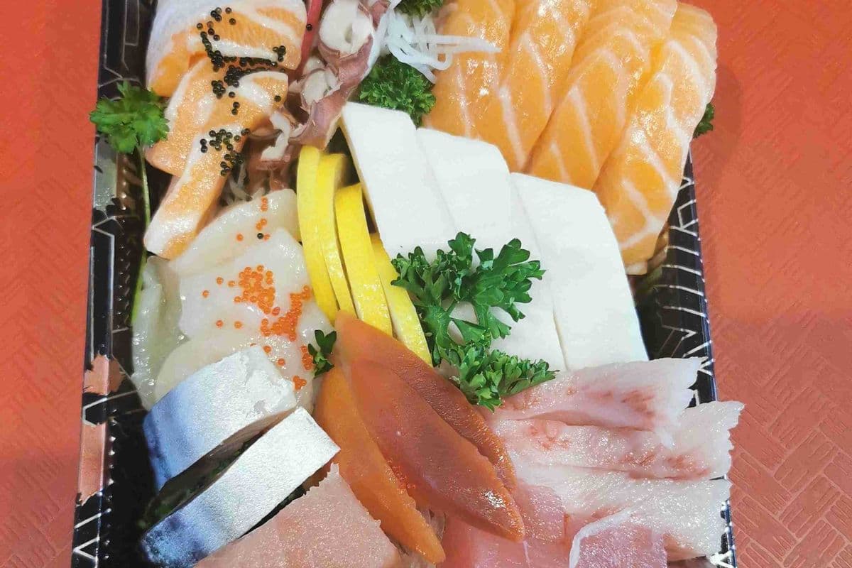 702. Assorted Sashimi (30pcs)